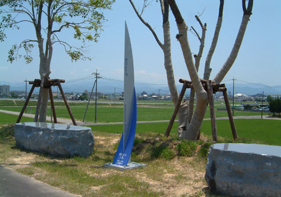 2004年。梯川に生息する珍しいセイタカヨシやアシの形状を基にデザイン。